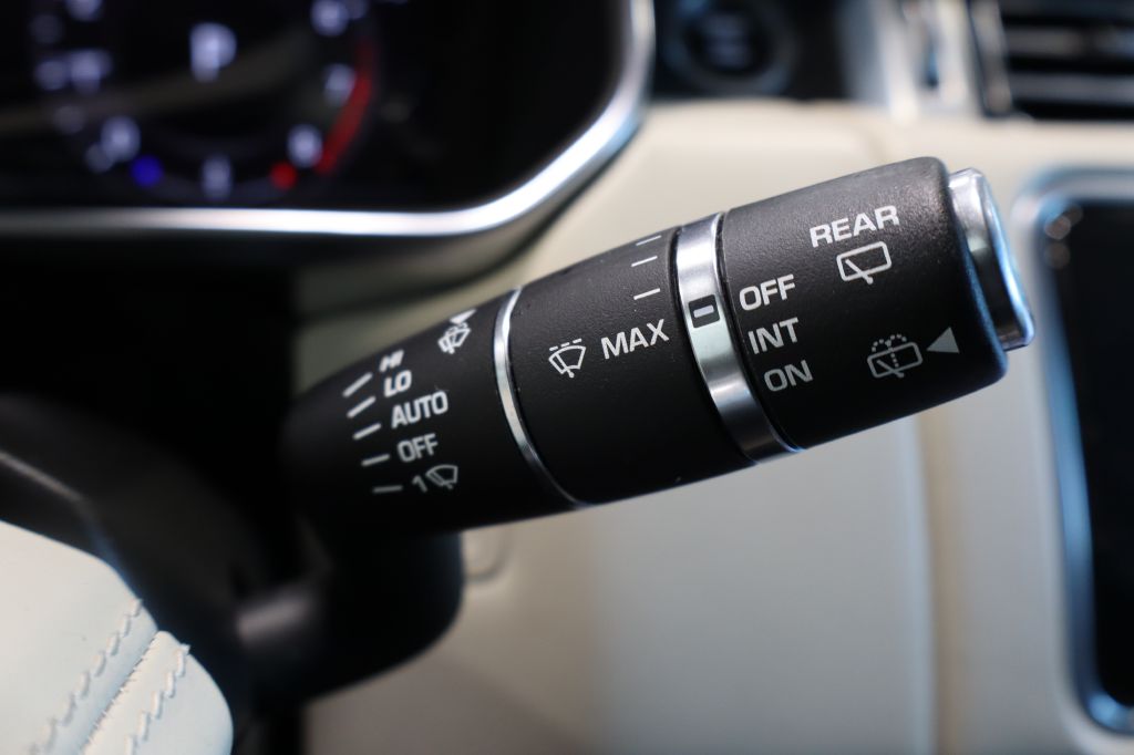 Photo 36 of this LAND ROVER RANGE ROVER