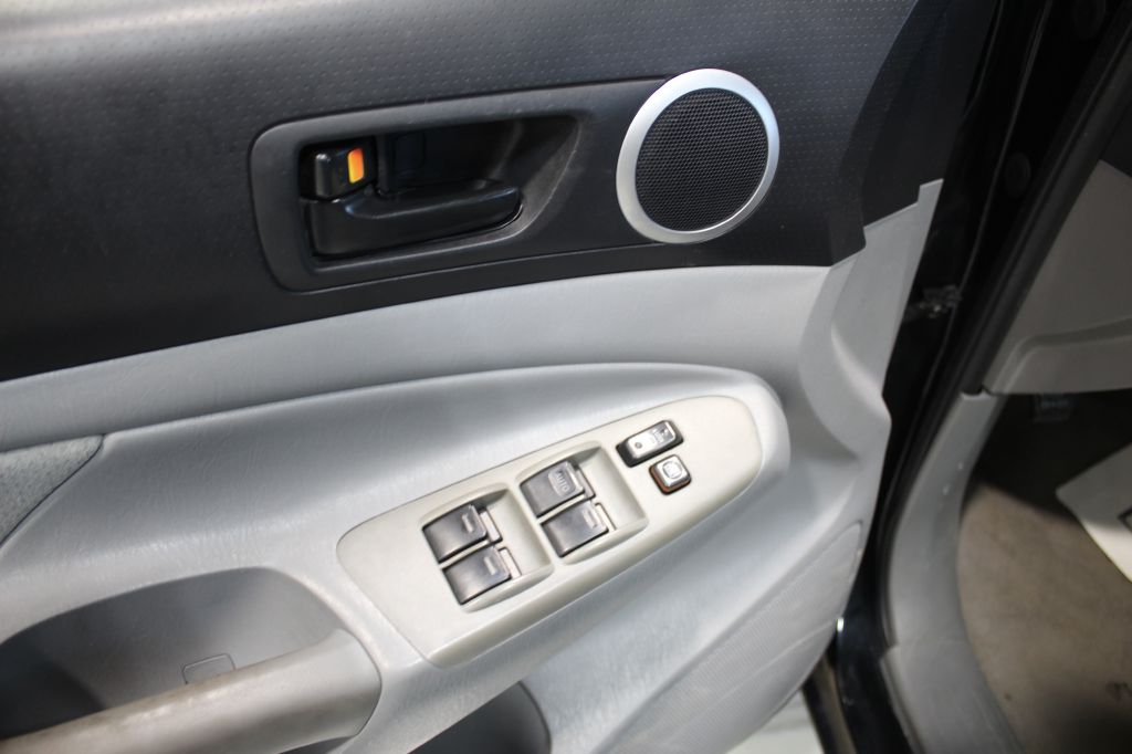 Photo 10 of this TOYOTA TACOMA