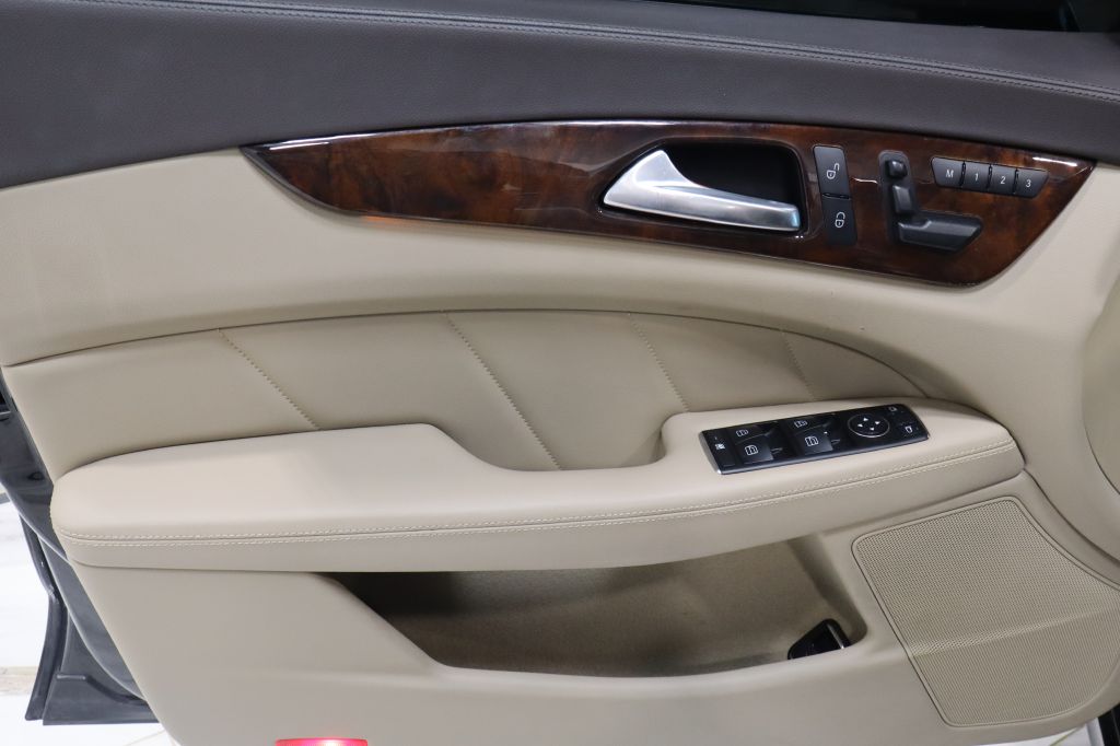 Photo 19 of this MERCEDES-BENZ CLS
