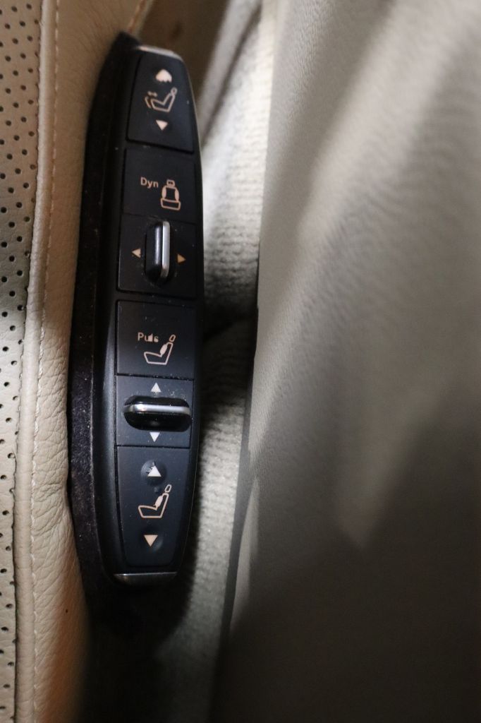 Photo 24 of this MERCEDES-BENZ CLS