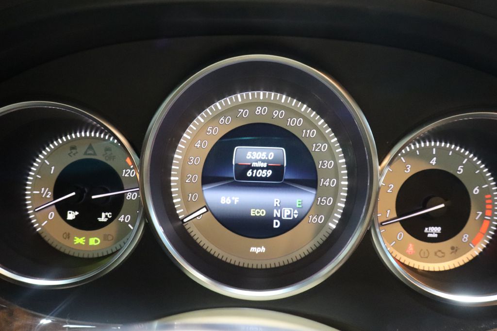 Photo 27 of this MERCEDES-BENZ CLS