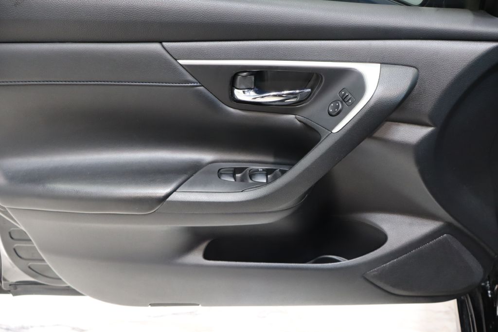 Photo 17 of this NISSAN ALTIMA