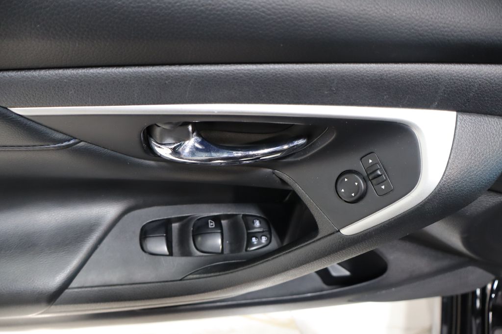 Photo 18 of this NISSAN ALTIMA