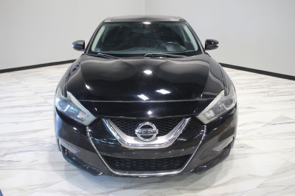 Photo 2 of this NISSAN MAXIMA