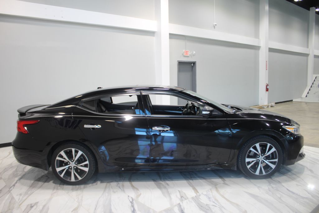 Photo 4 of this NISSAN MAXIMA