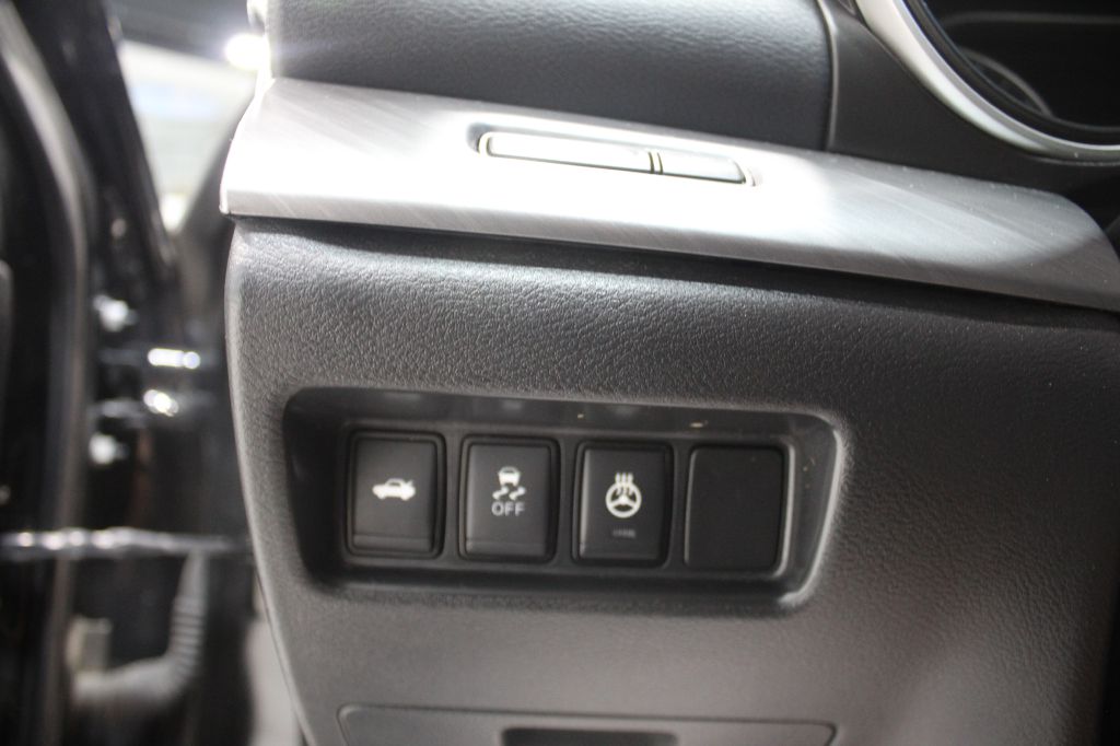Photo 11 of this NISSAN MAXIMA