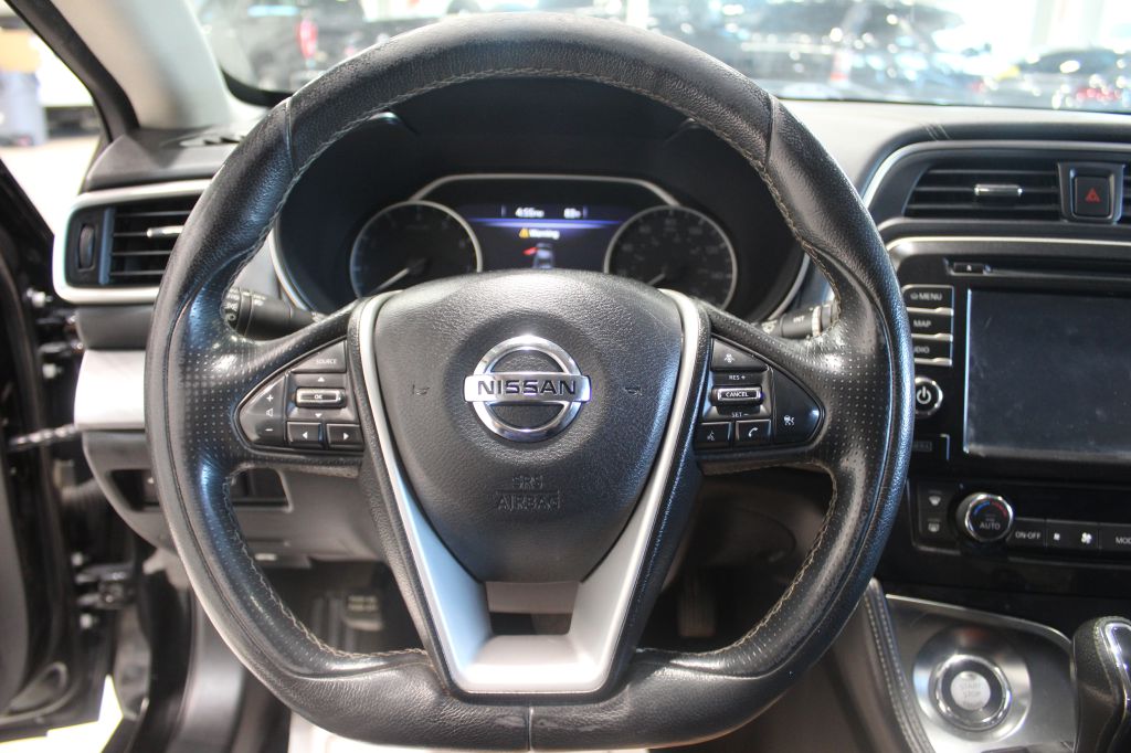 Photo 13 of this NISSAN MAXIMA