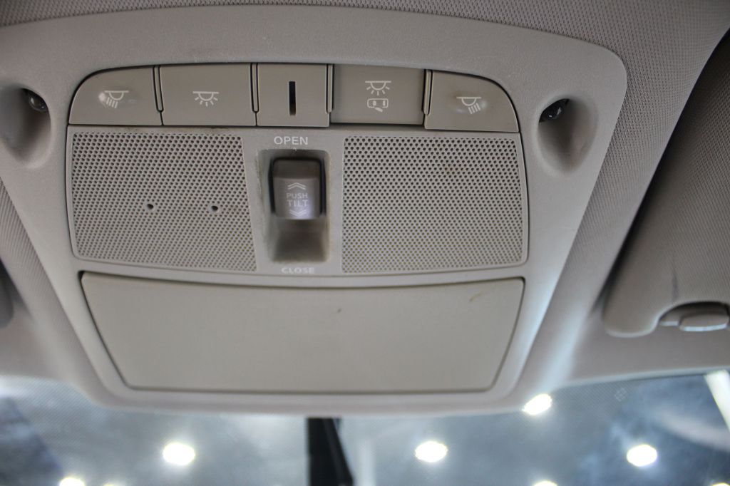 Photo 22 of this NISSAN MAXIMA