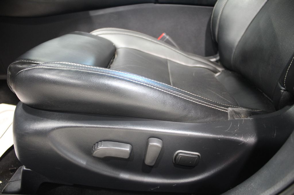 Photo 24 of this NISSAN MAXIMA