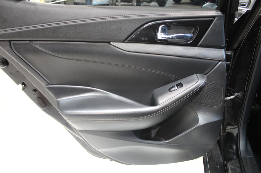 Photo 27 of this NISSAN MAXIMA