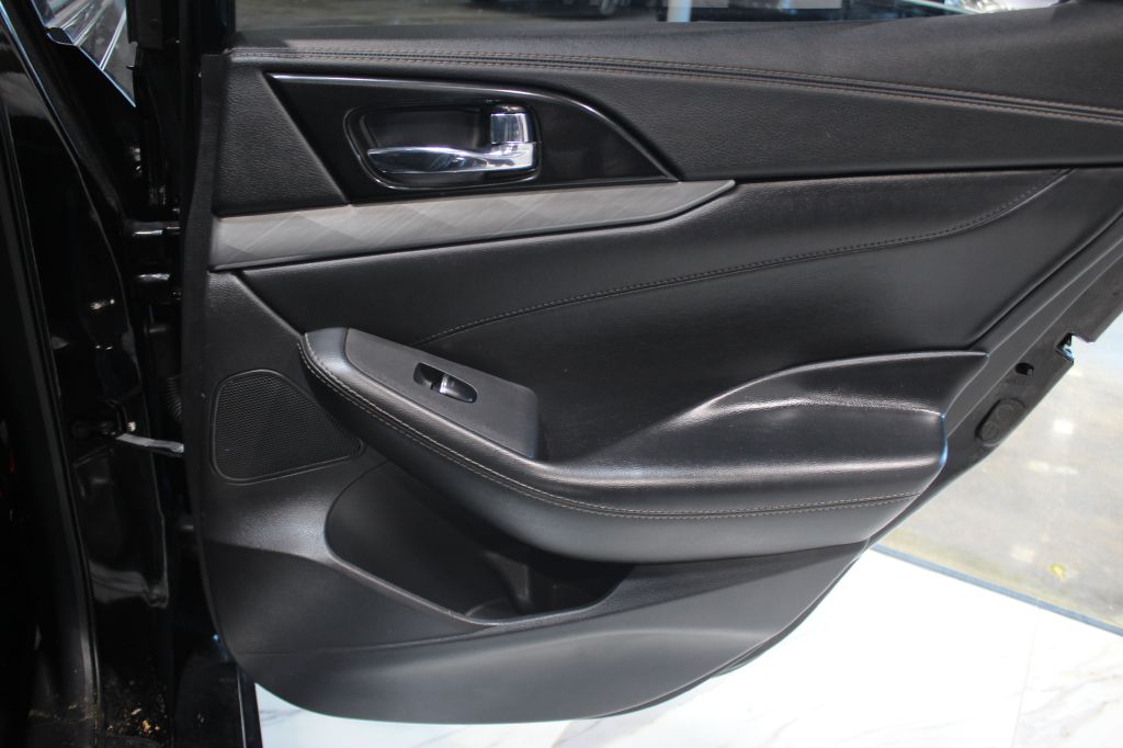 Photo 32 of this NISSAN MAXIMA