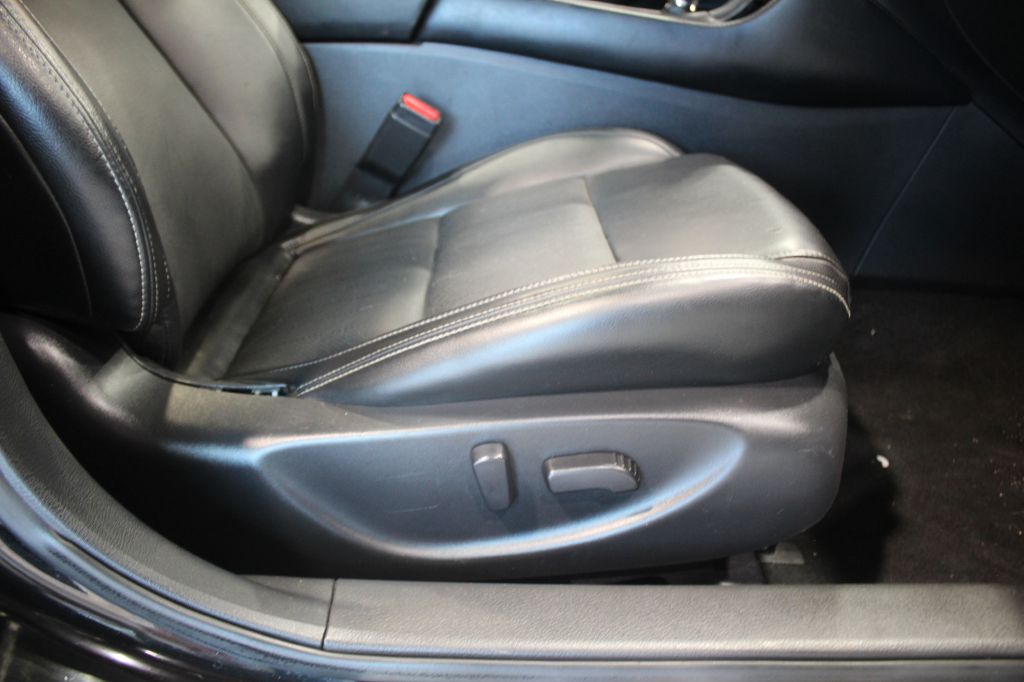Photo 35 of this NISSAN MAXIMA