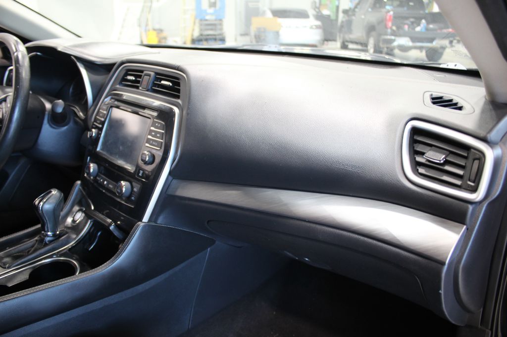 Photo 36 of this NISSAN MAXIMA