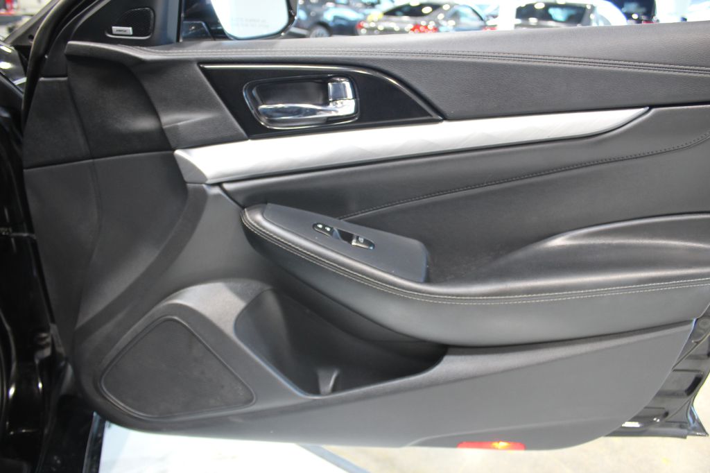 Photo 38 of this NISSAN MAXIMA