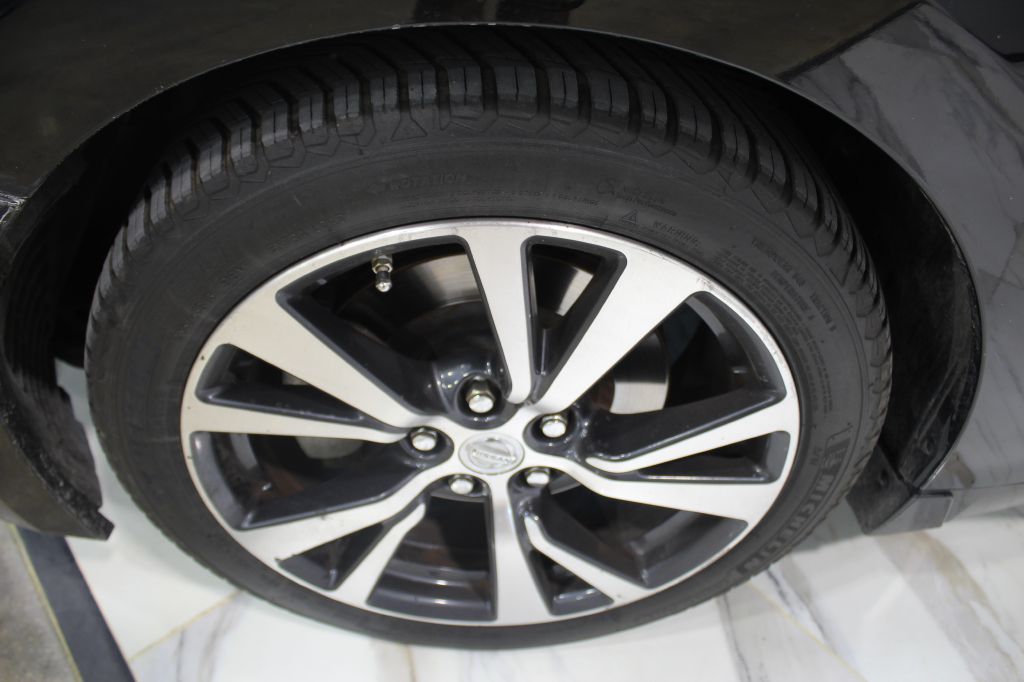 Photo 39 of this NISSAN MAXIMA