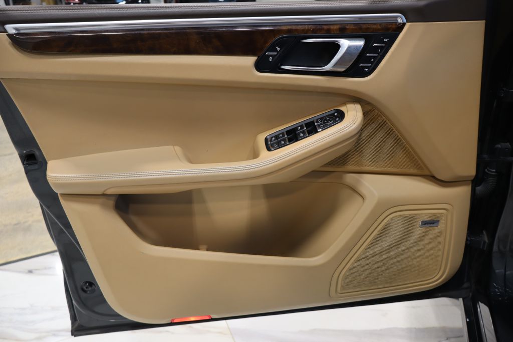 Photo 11 of this PORSCHE MACAN