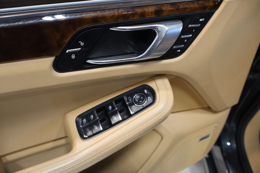 Photo 12 of this PORSCHE MACAN