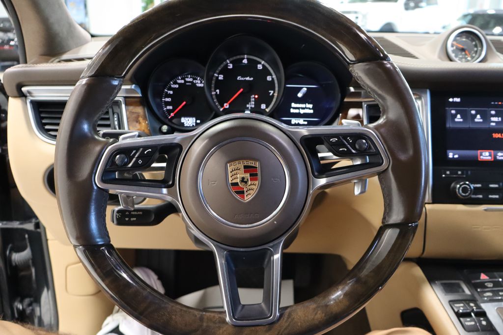 Photo 16 of this PORSCHE MACAN