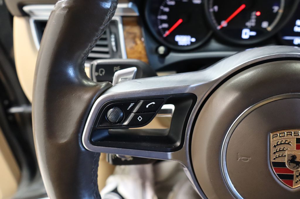 Photo 17 of this PORSCHE MACAN