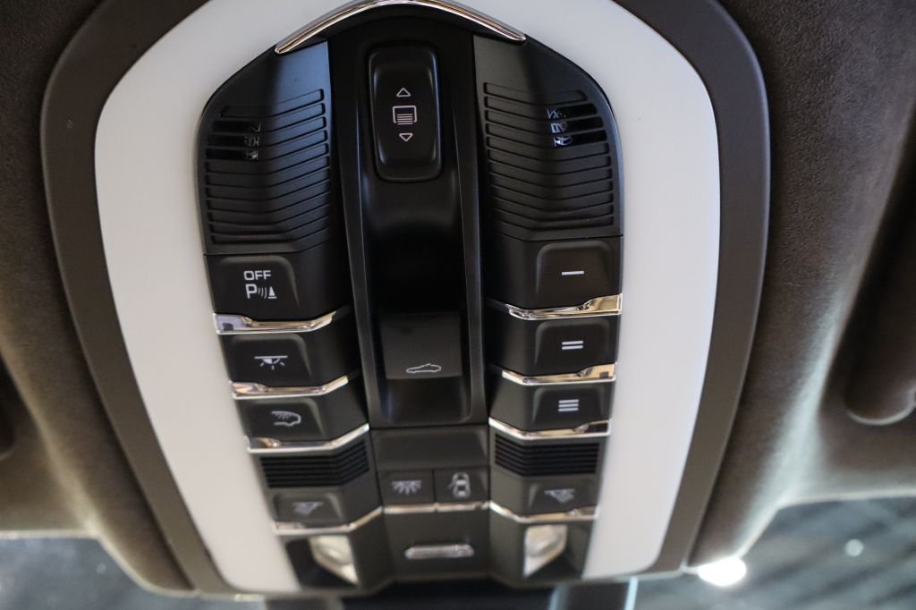 Photo 24 of this PORSCHE MACAN