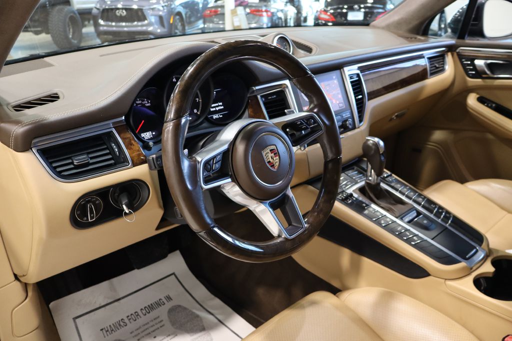 Photo 25 of this PORSCHE MACAN