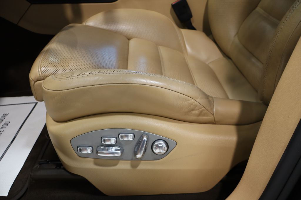 Photo 26 of this PORSCHE MACAN