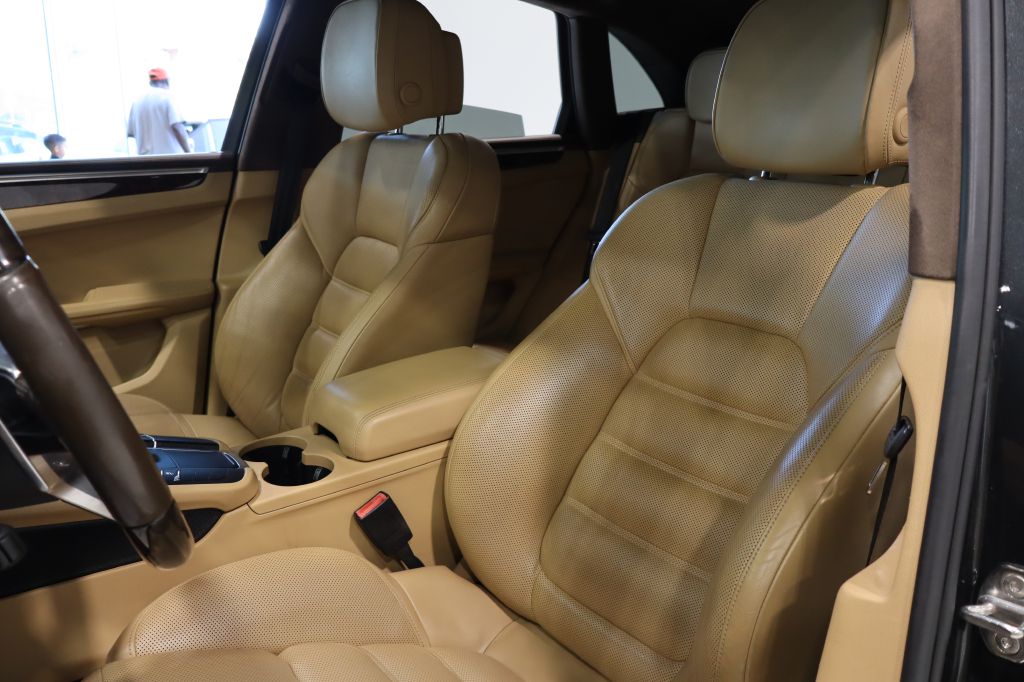 Photo 28 of this PORSCHE MACAN