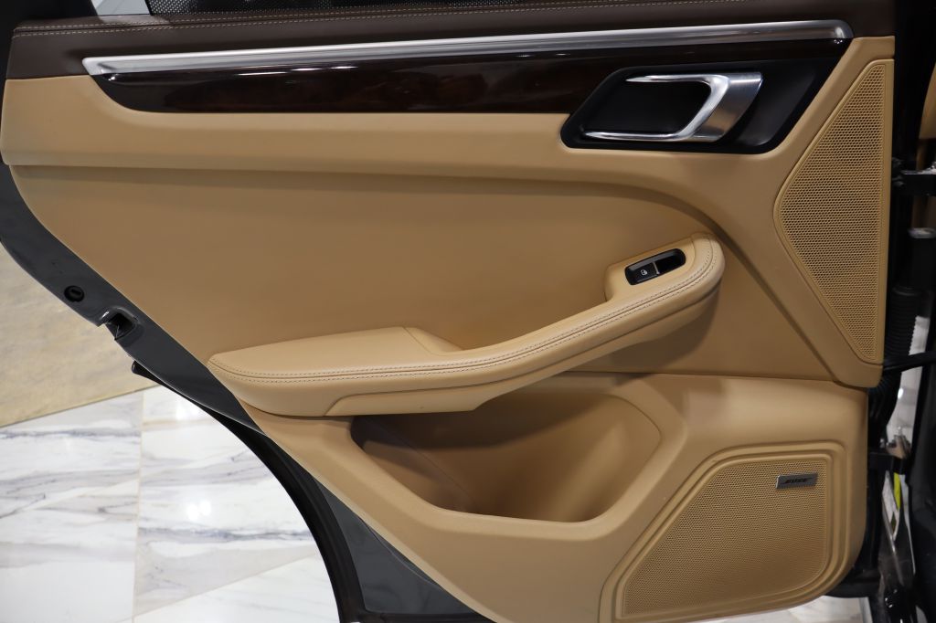 Photo 29 of this PORSCHE MACAN