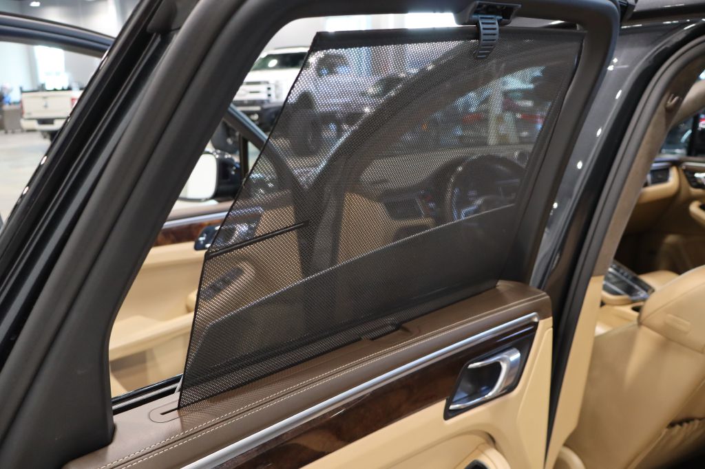 Photo 30 of this PORSCHE MACAN