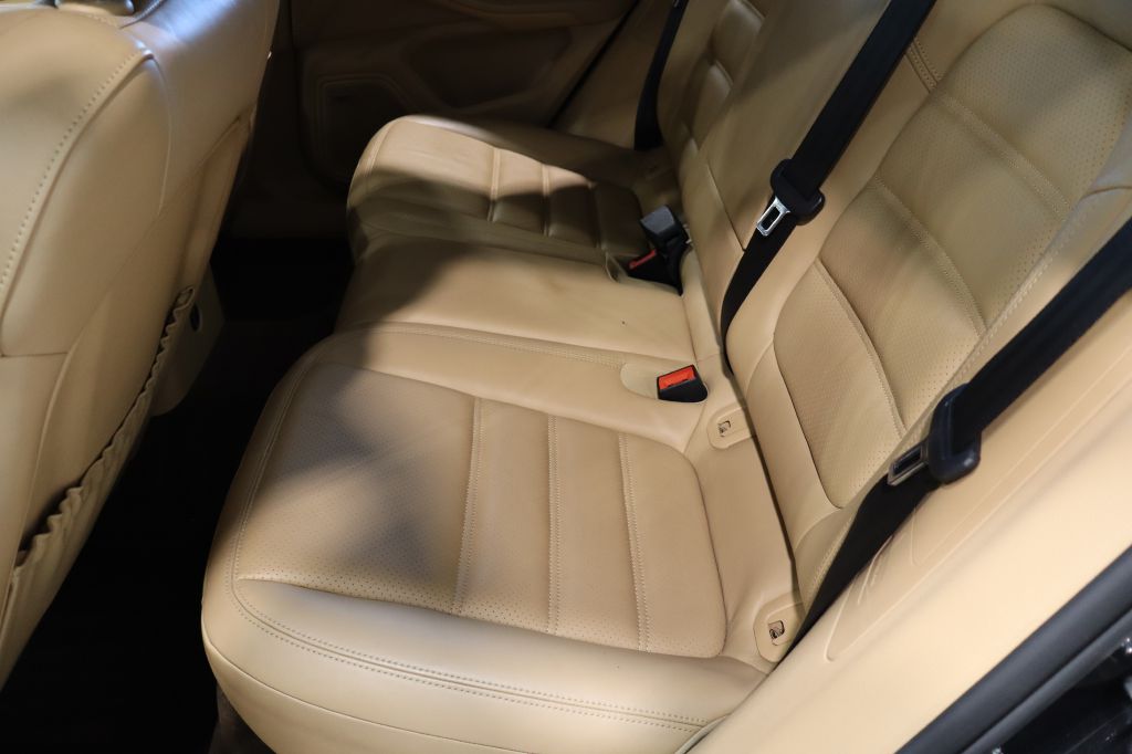 Photo 31 of this PORSCHE MACAN