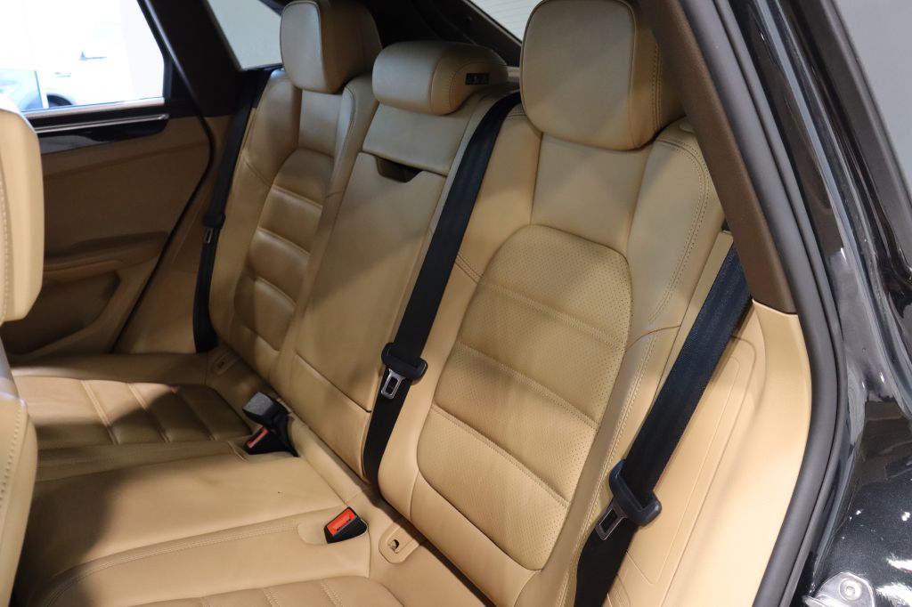 Photo 32 of this PORSCHE MACAN