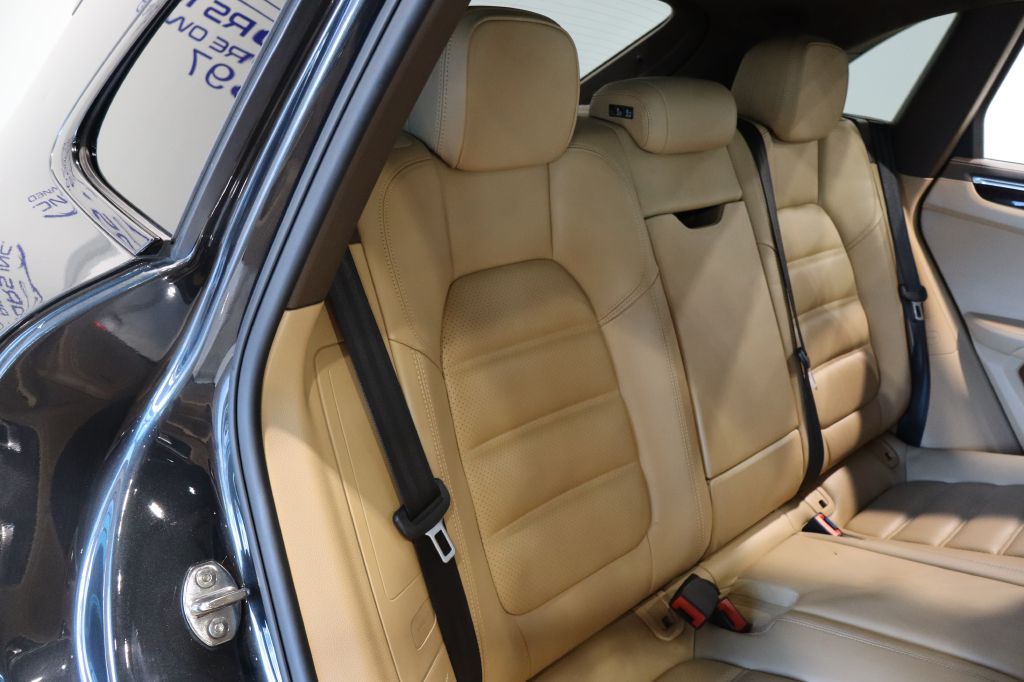 Photo 36 of this PORSCHE MACAN