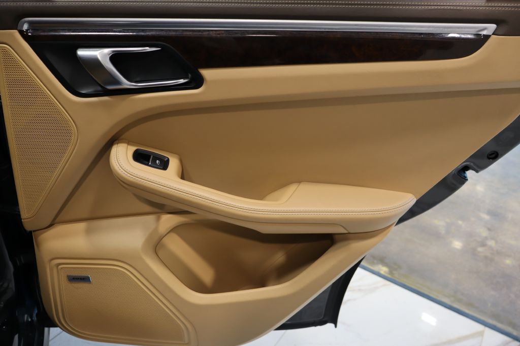 Photo 39 of this PORSCHE MACAN