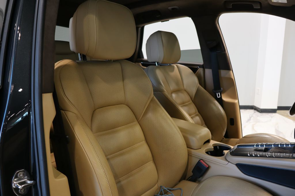 Photo 40 of this PORSCHE MACAN