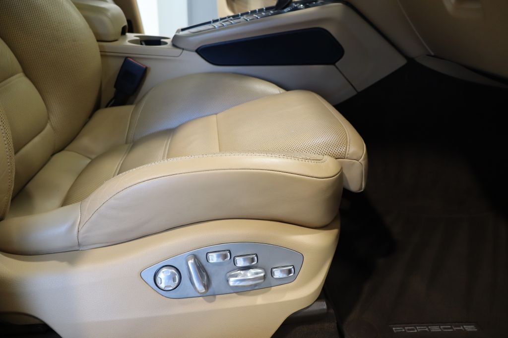 Photo 42 of this PORSCHE MACAN