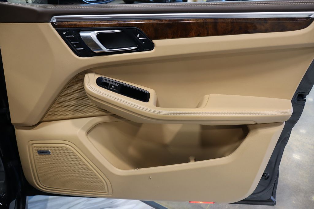 Photo 45 of this PORSCHE MACAN
