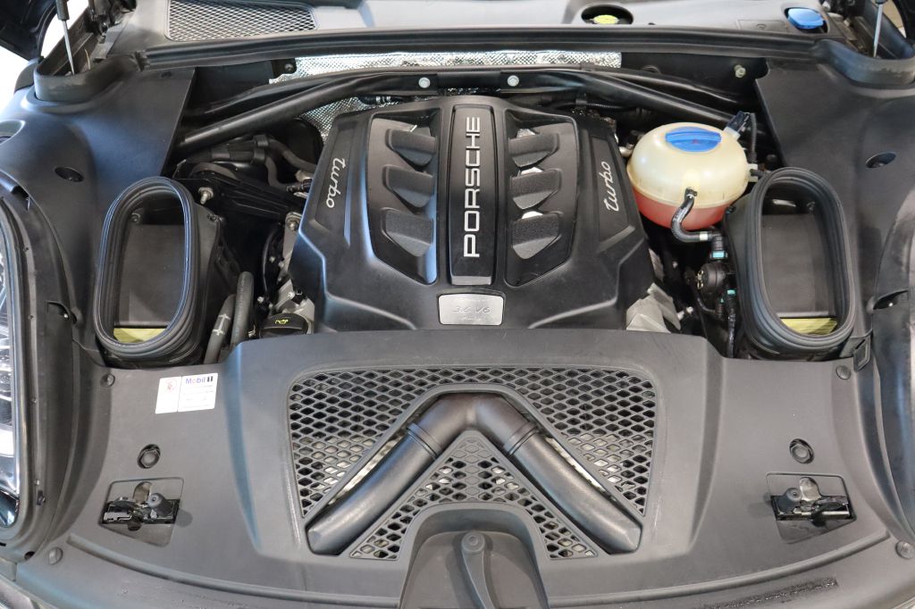 Photo 47 of this PORSCHE MACAN
