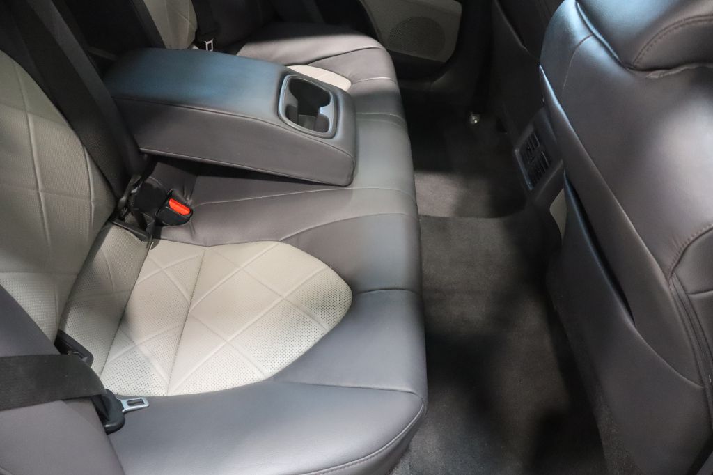 Photo 28 of this TOYOTA CAMRY