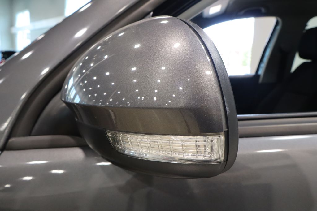 Photo 9 of this VOLKSWAGEN TIGUAN