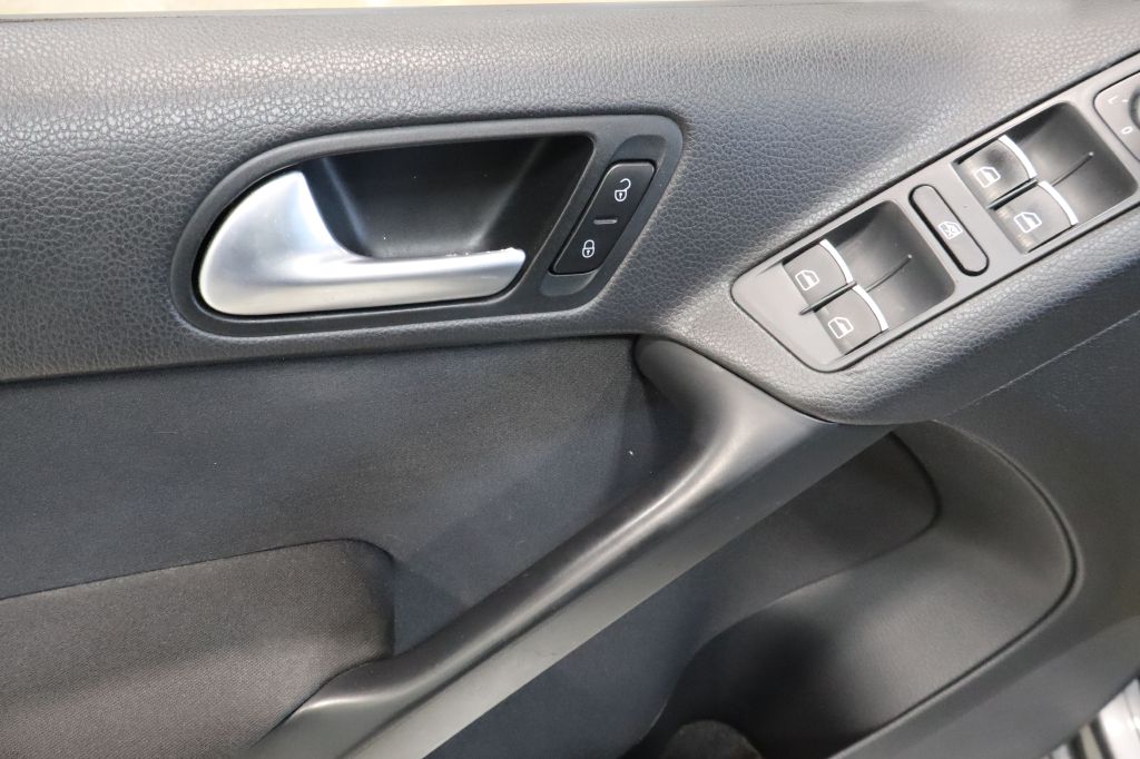 Photo 10 of this VOLKSWAGEN TIGUAN