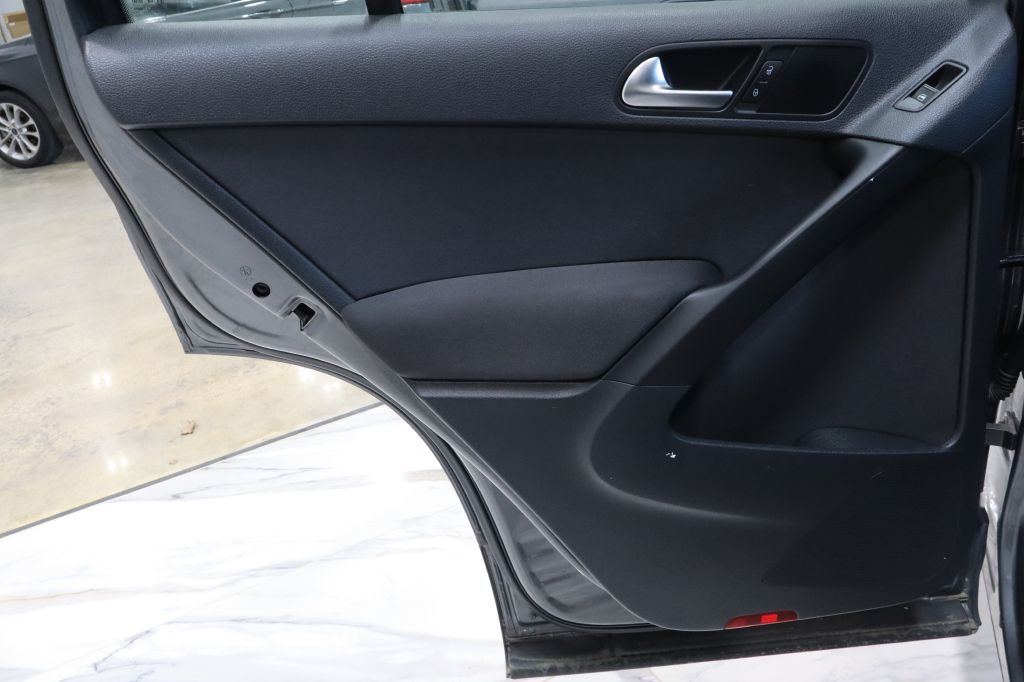 Photo 28 of this VOLKSWAGEN TIGUAN