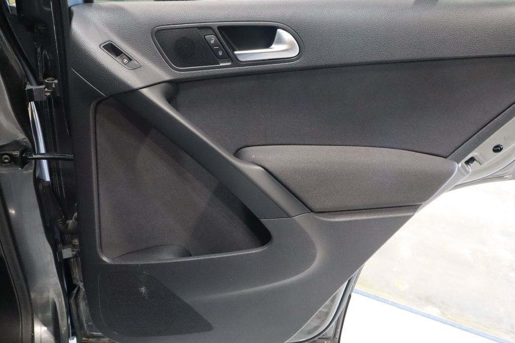Photo 35 of this VOLKSWAGEN TIGUAN
