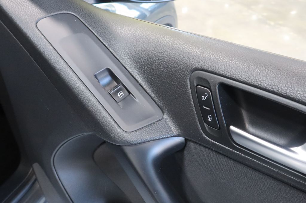 Photo 40 of this VOLKSWAGEN TIGUAN