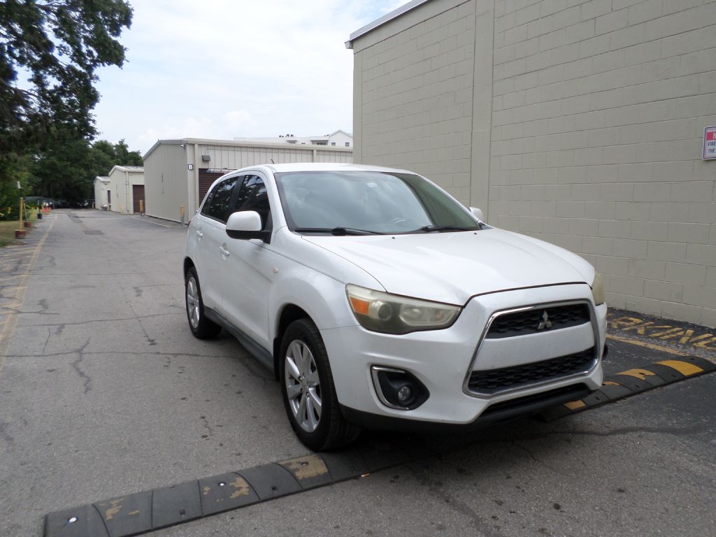 Photo 2 of this MITSUBISHI OUTLANDER SPORT