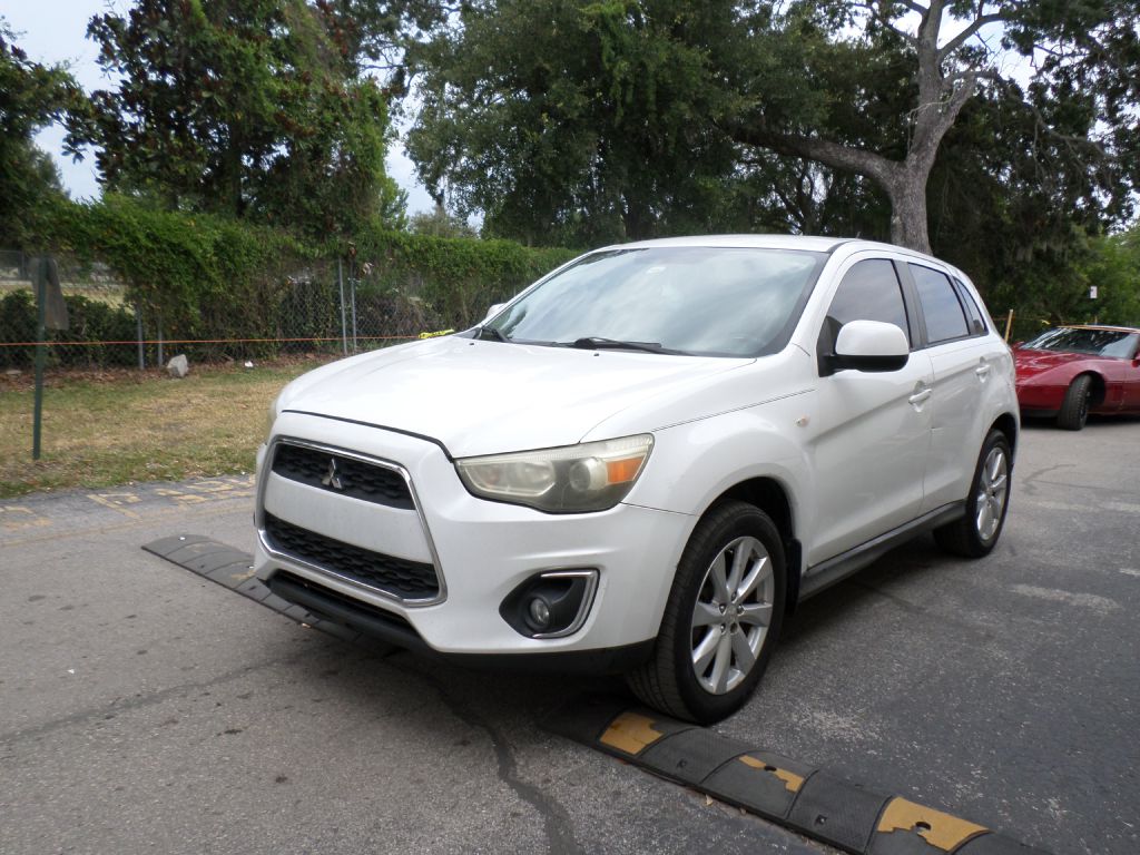 Photo 3 of this MITSUBISHI OUTLANDER SPORT
