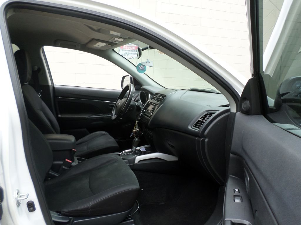 Photo 10 of this MITSUBISHI OUTLANDER SPORT