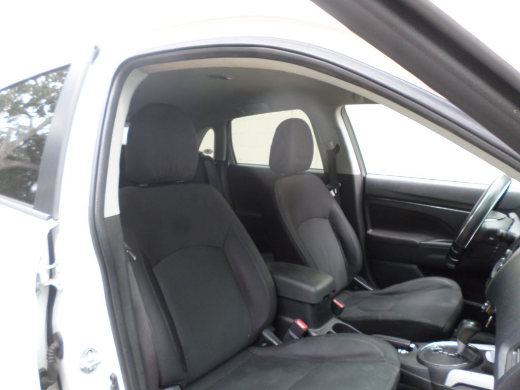 Photo 11 of this MITSUBISHI OUTLANDER SPORT