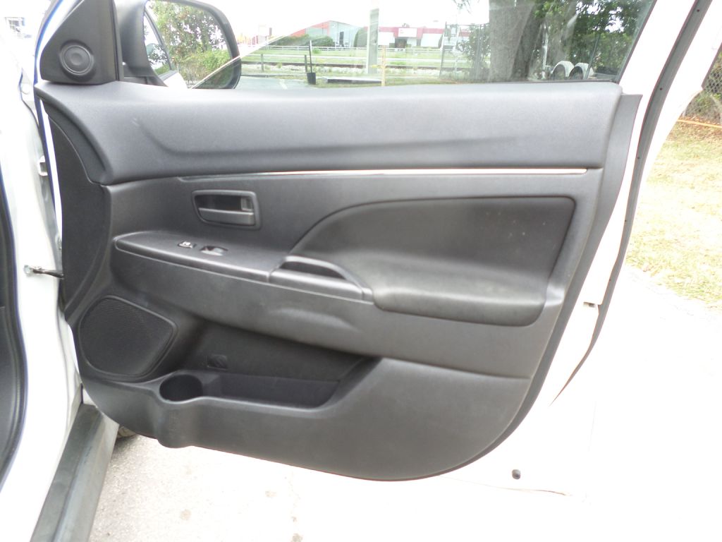Photo 15 of this MITSUBISHI OUTLANDER SPORT