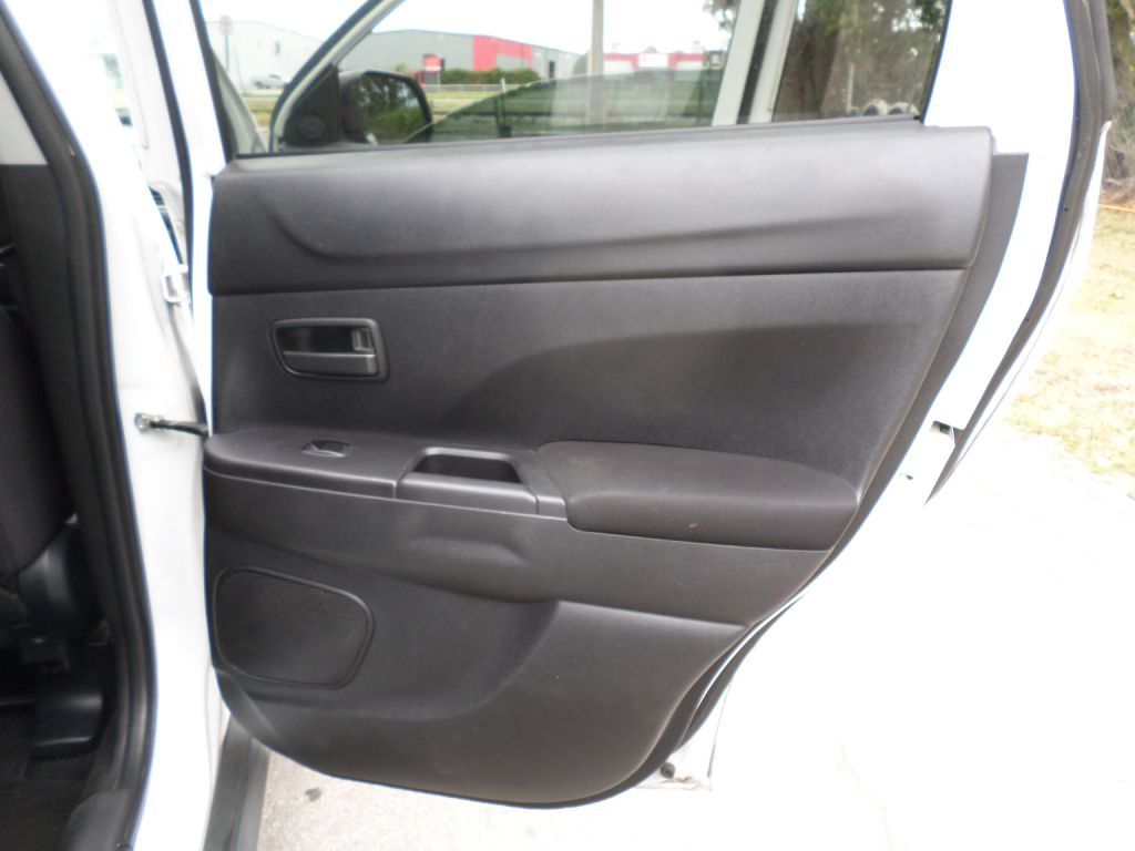Photo 16 of this MITSUBISHI OUTLANDER SPORT
