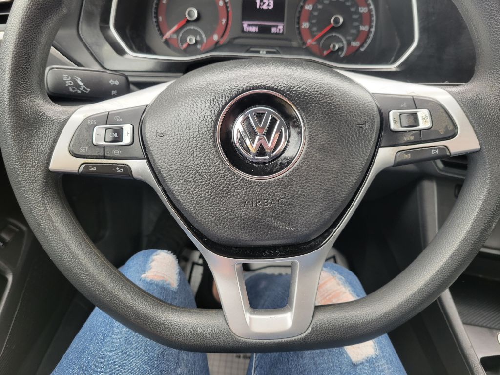 Photo 17 of this VOLKSWAGEN JETTA